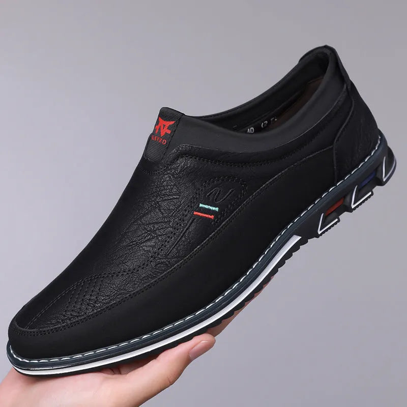 Men's low-top casual leather shoes in black with a rubber sole and sewing line detail.