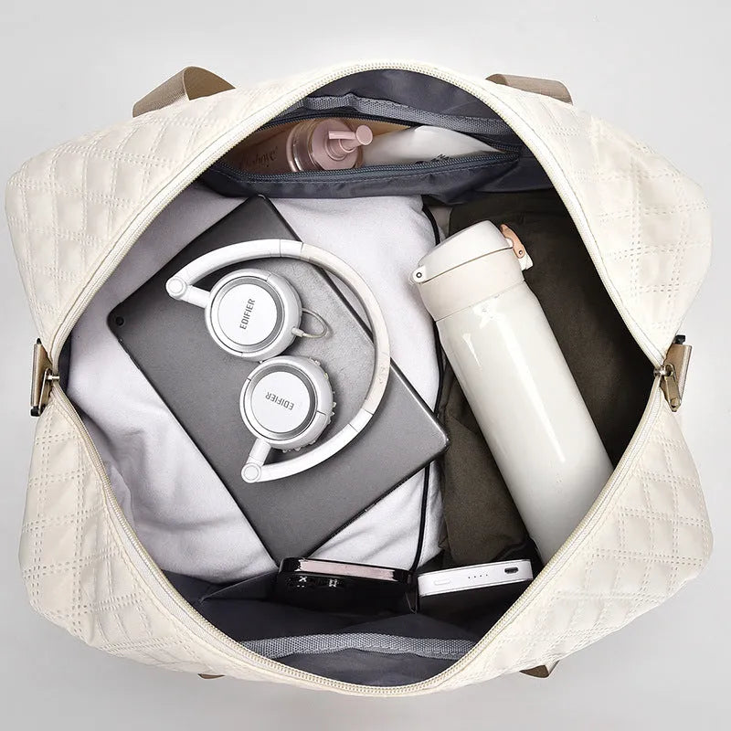 Large Oxford cloth travel bag in a solid colour showing its spacious design and street style details.