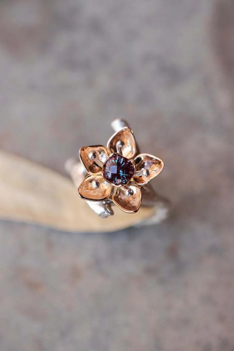 Silver two-tone alloy ring with geometric floral design on a finger, showing sizes 5 to 11.