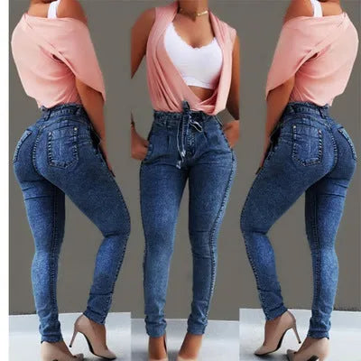 Fringed jeans with frayed hem in cowboy fabric, shown in light blue, on a neutral background.