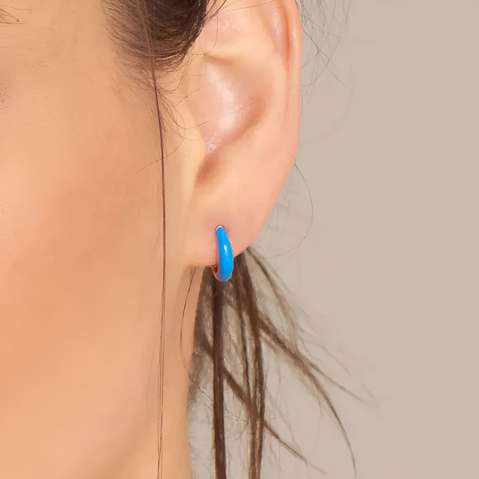 Epoxy oval curved earrings in seven colours with U-shaped geometric design