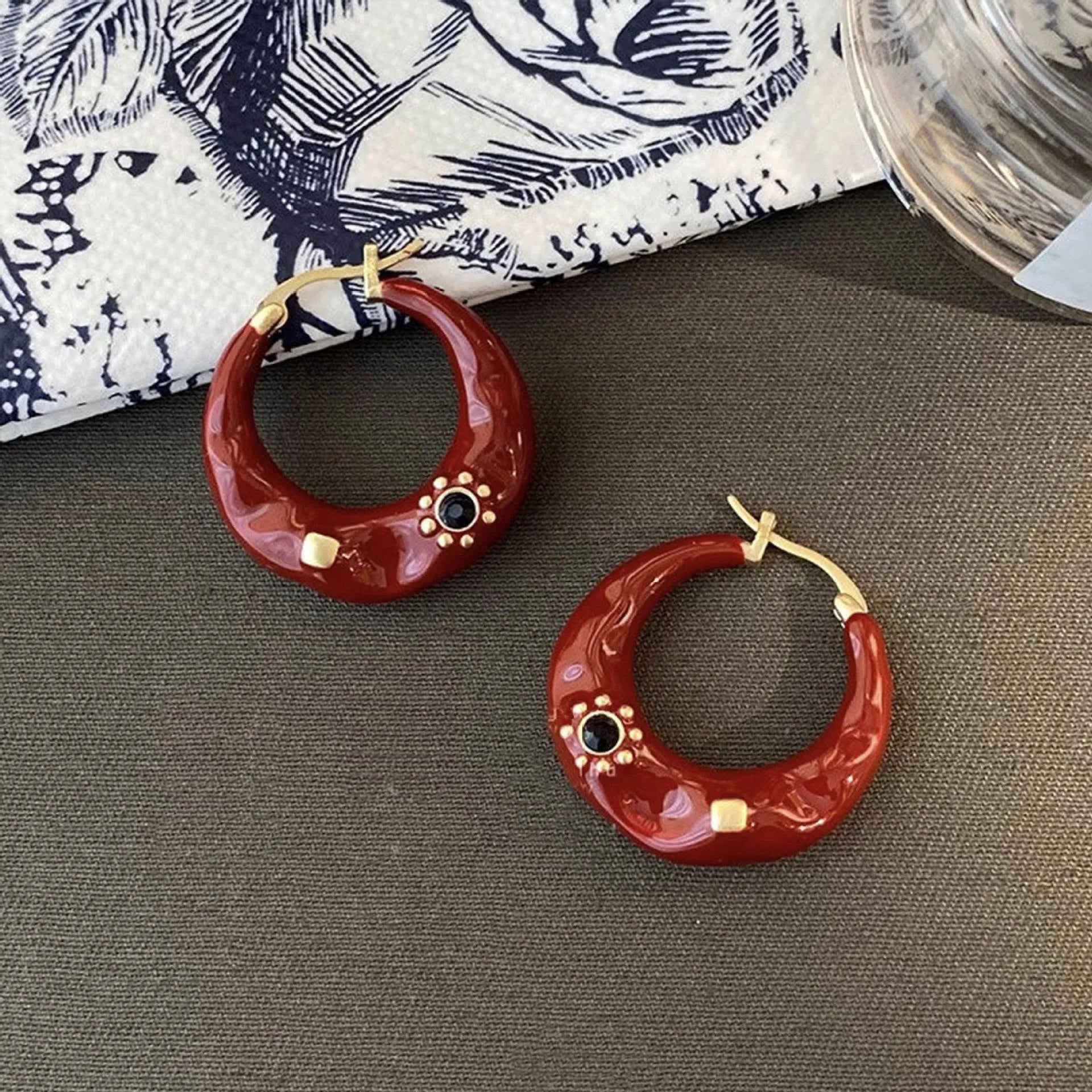 Retro alloy ear studs with dripping oil texture and rhinestone decorations in black or red colours