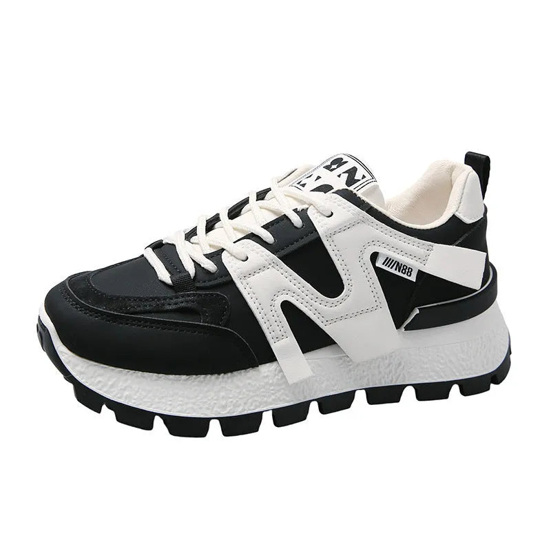 Women's low-top unisex sneaker in black or white with artificial PU upper and rubber sole