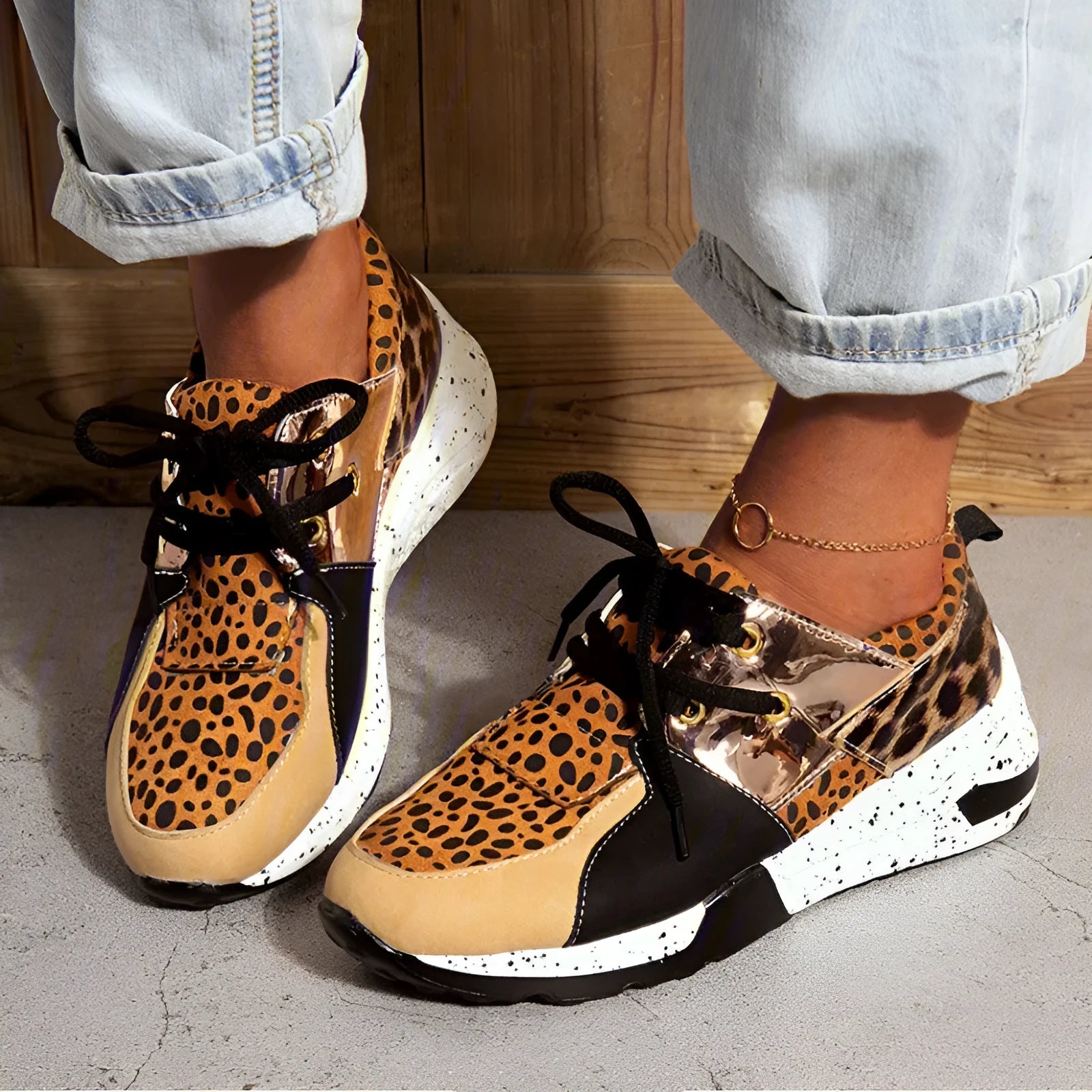 Women's casual flat sneakers with wedge heel in breathable fabric and suede, available in black, pink, and animal prints.