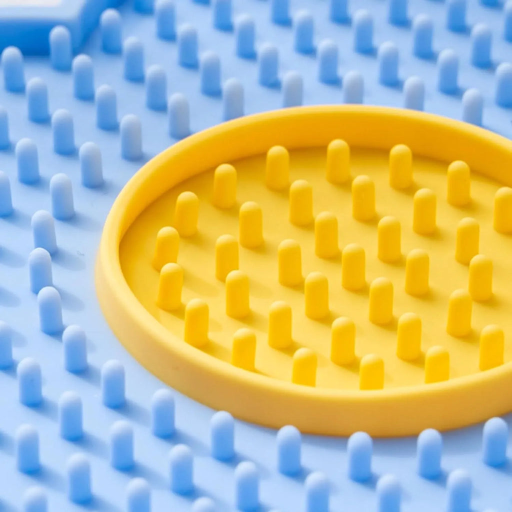 Flower-shaped silicone licking mat for pets with suction cups on the back, in a choice of colours.