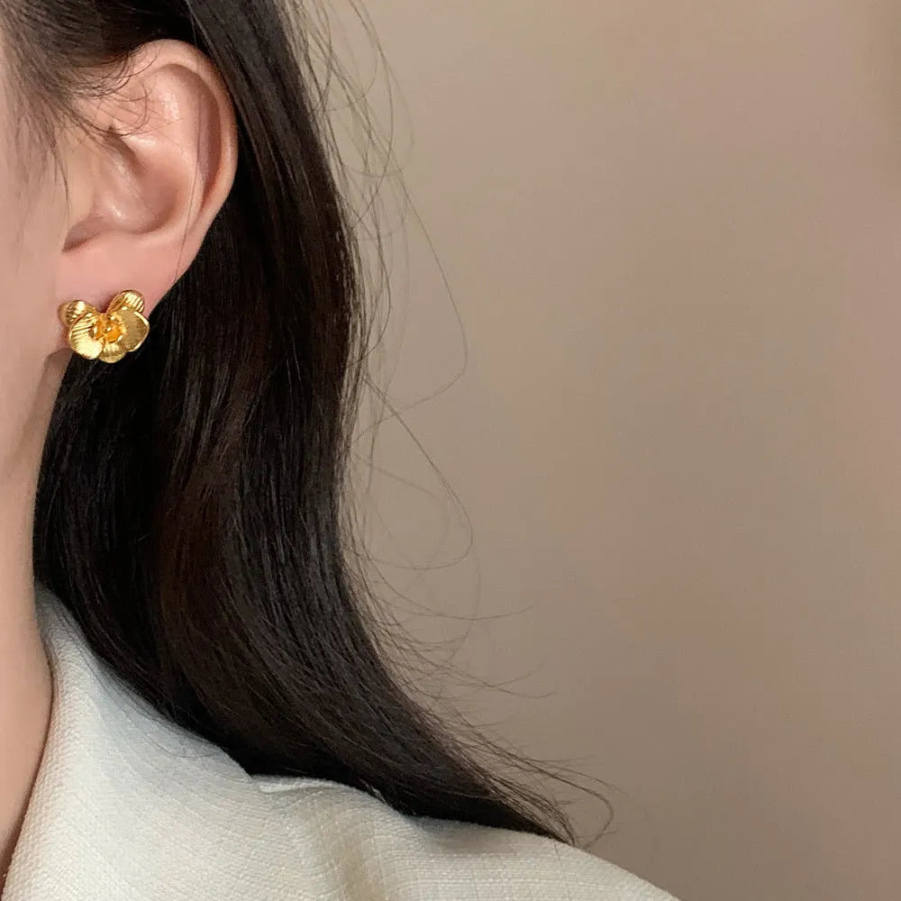 Retro-style flower earrings with petal design in gold or silver electroplated finish