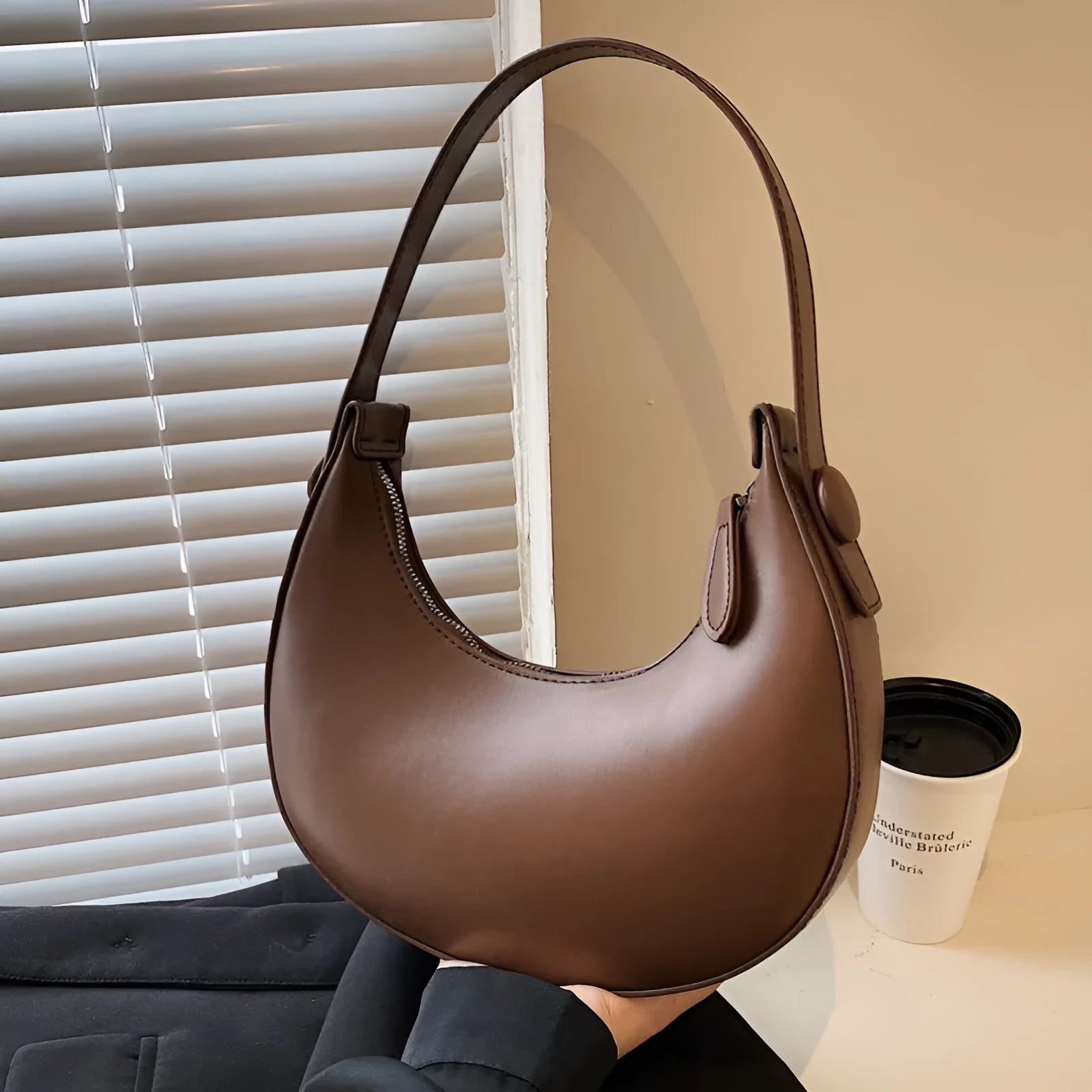 Retro dumpling-shaped women's shoulder bag in PU leather with zippered compartment