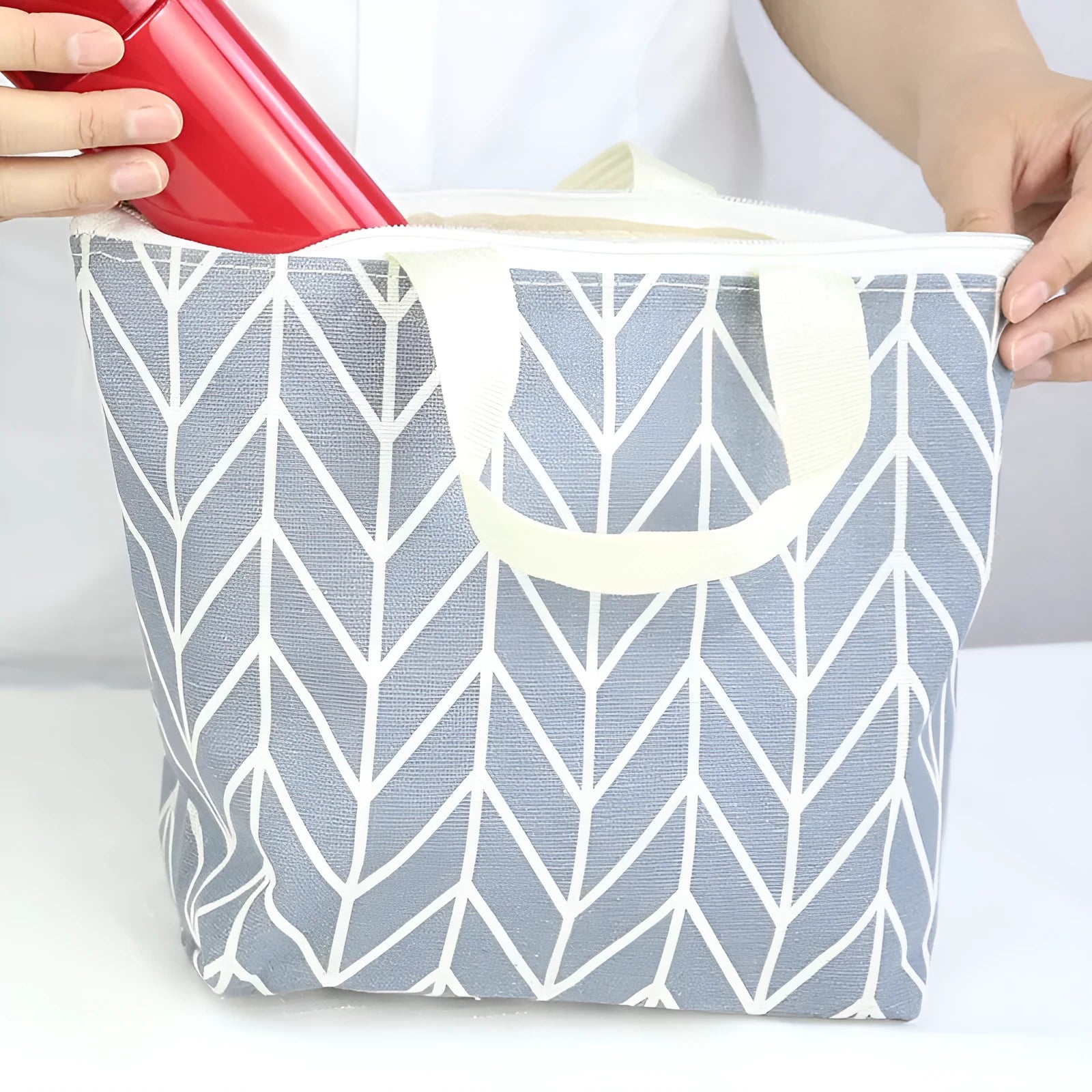 Arrow print polyester makeup bag with zipper closure and moisture-resistant lining