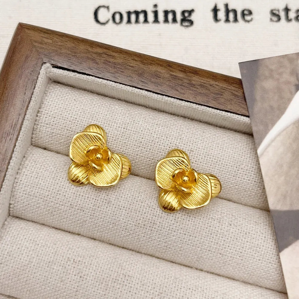 Retro-style flower earrings with petal design in gold or silver electroplated finish