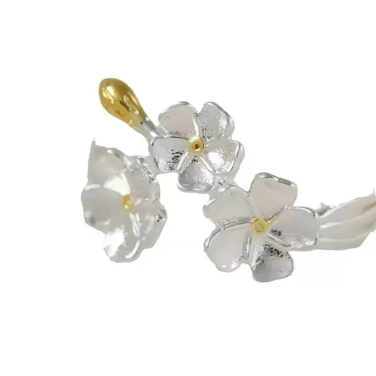 3D Jasmine flower ring with open mouth design in electroplated zinc alloy.