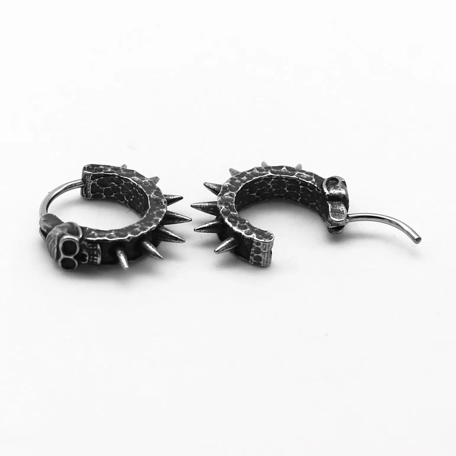 Geometric alloy earrings with motorcycle punk style in retro black colour