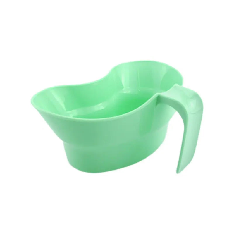 Green plastic mouthwash cup for elderly bedridden nursing care