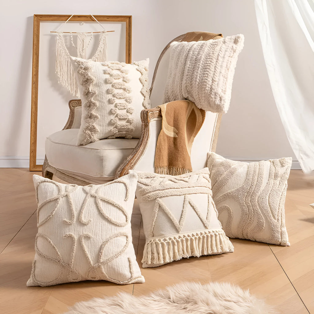 Knitted cushion cover with tassel trim and printed pattern in 45x45cm size