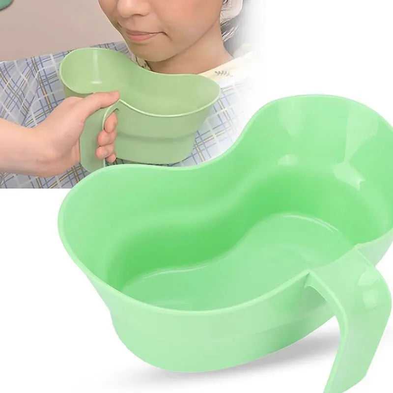 Green plastic mouthwash cup for elderly bedridden nursing care