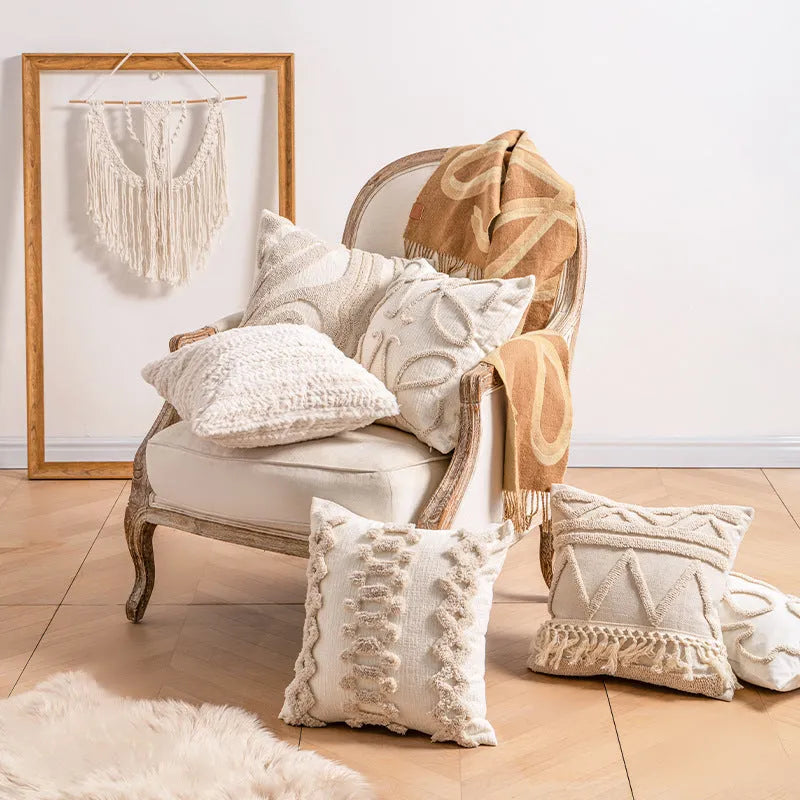 Knitted cushion cover with tassel trim and printed pattern in 45x45cm size