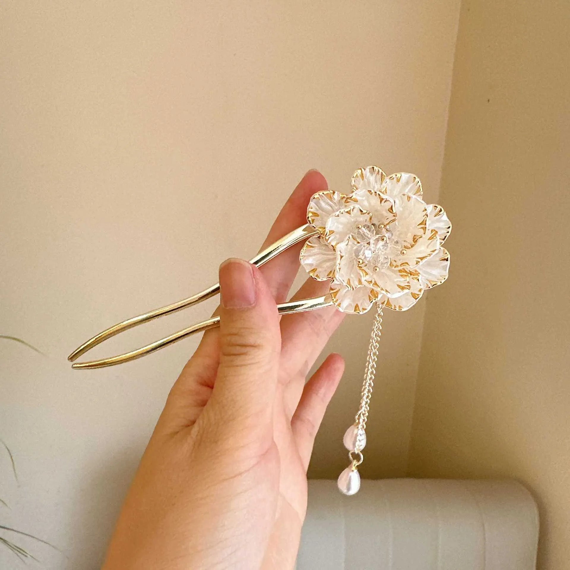Purple and white peony flower U-shaped hairpin with tassel detailing for women's hairstyling