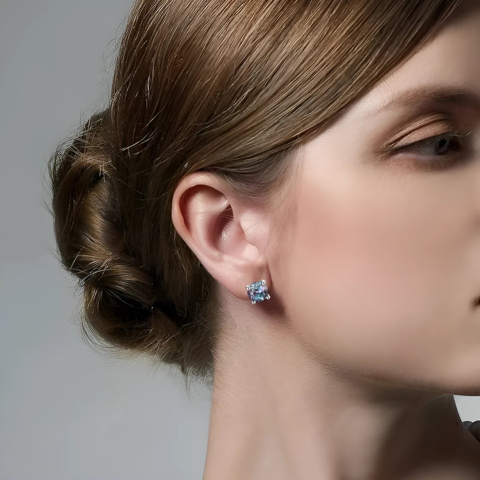925 silver ear studs with geometric shape and cultivate Alexandrite colour