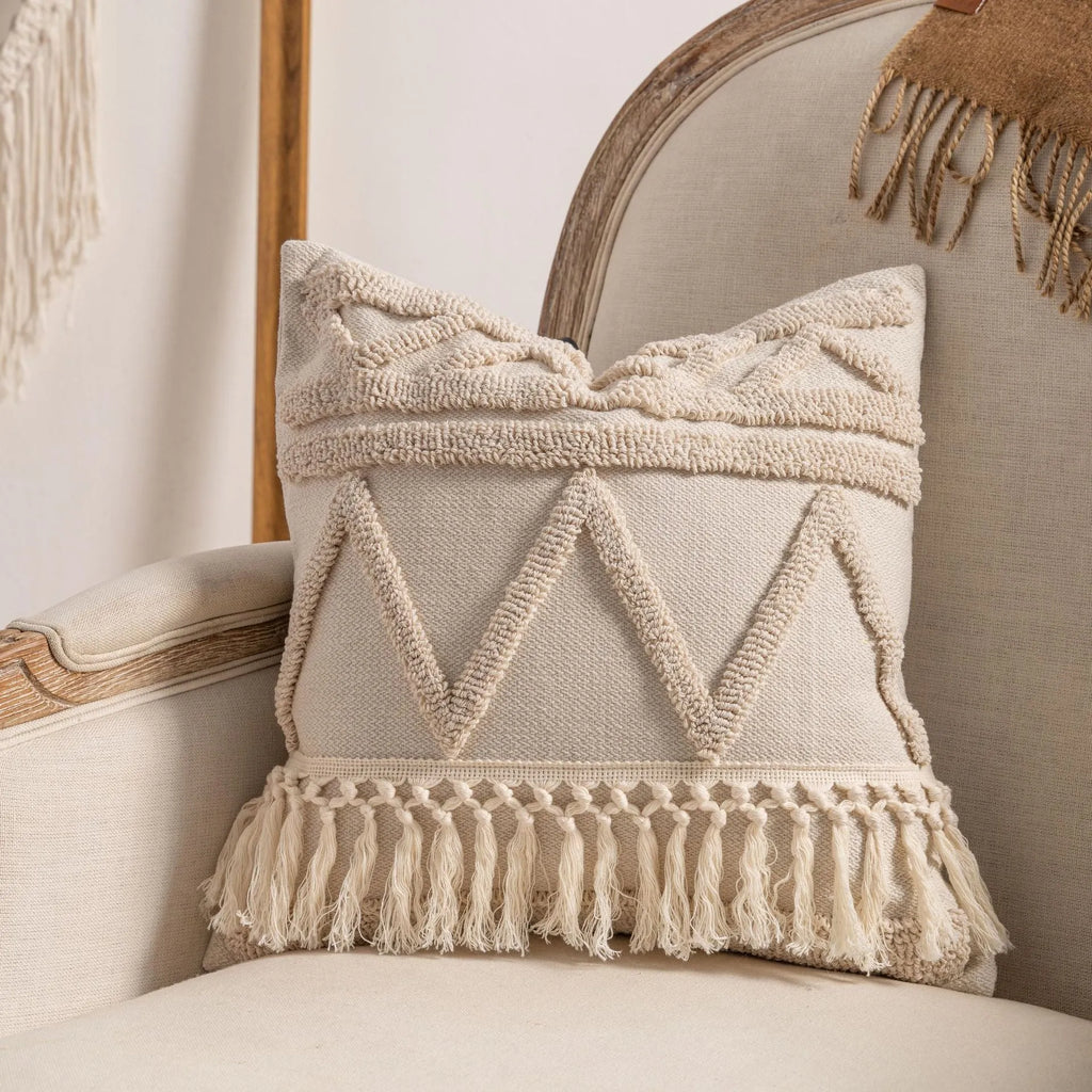 Knitted cushion cover with tassel trim and printed pattern in 45x45cm size