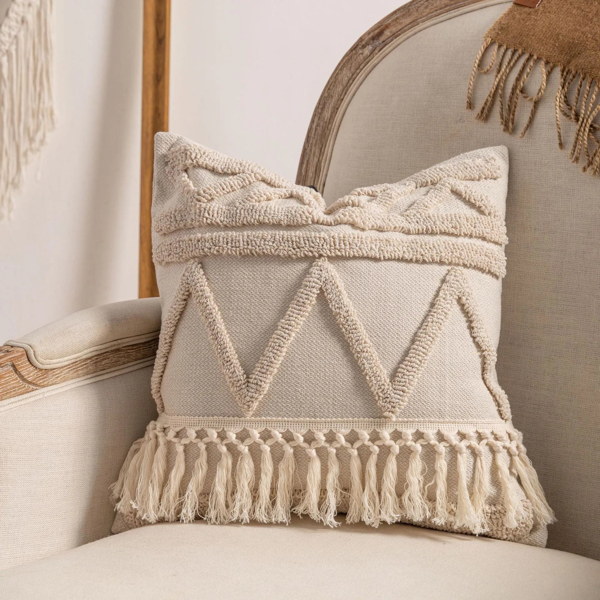 Knitted cushion cover with tassel trim and printed pattern in 45x45cm size
