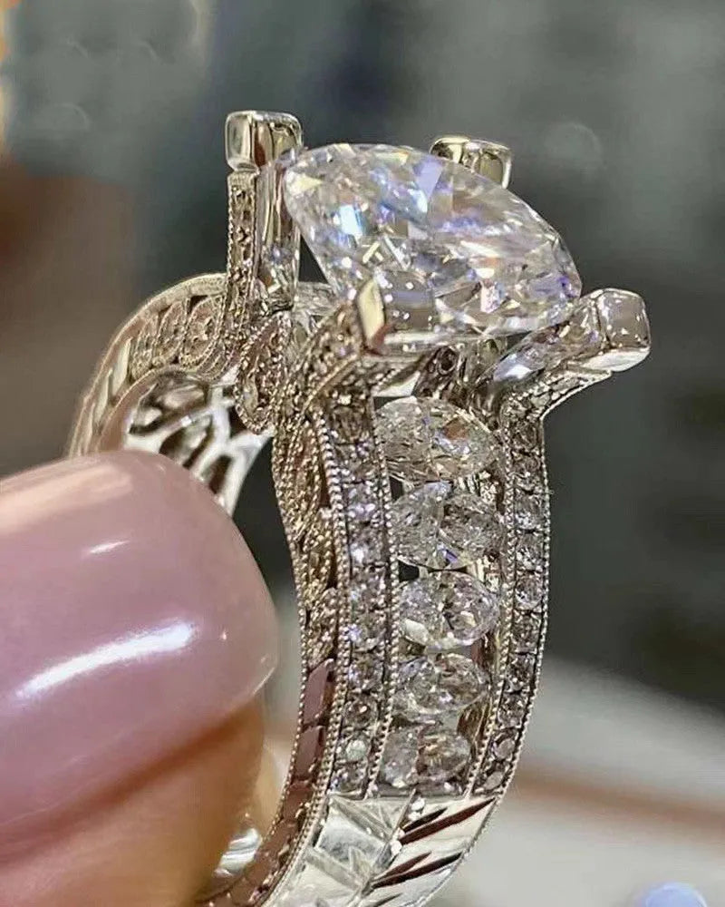 Women's geometric fashion ring in gold or white colour with electroplated alloy construction