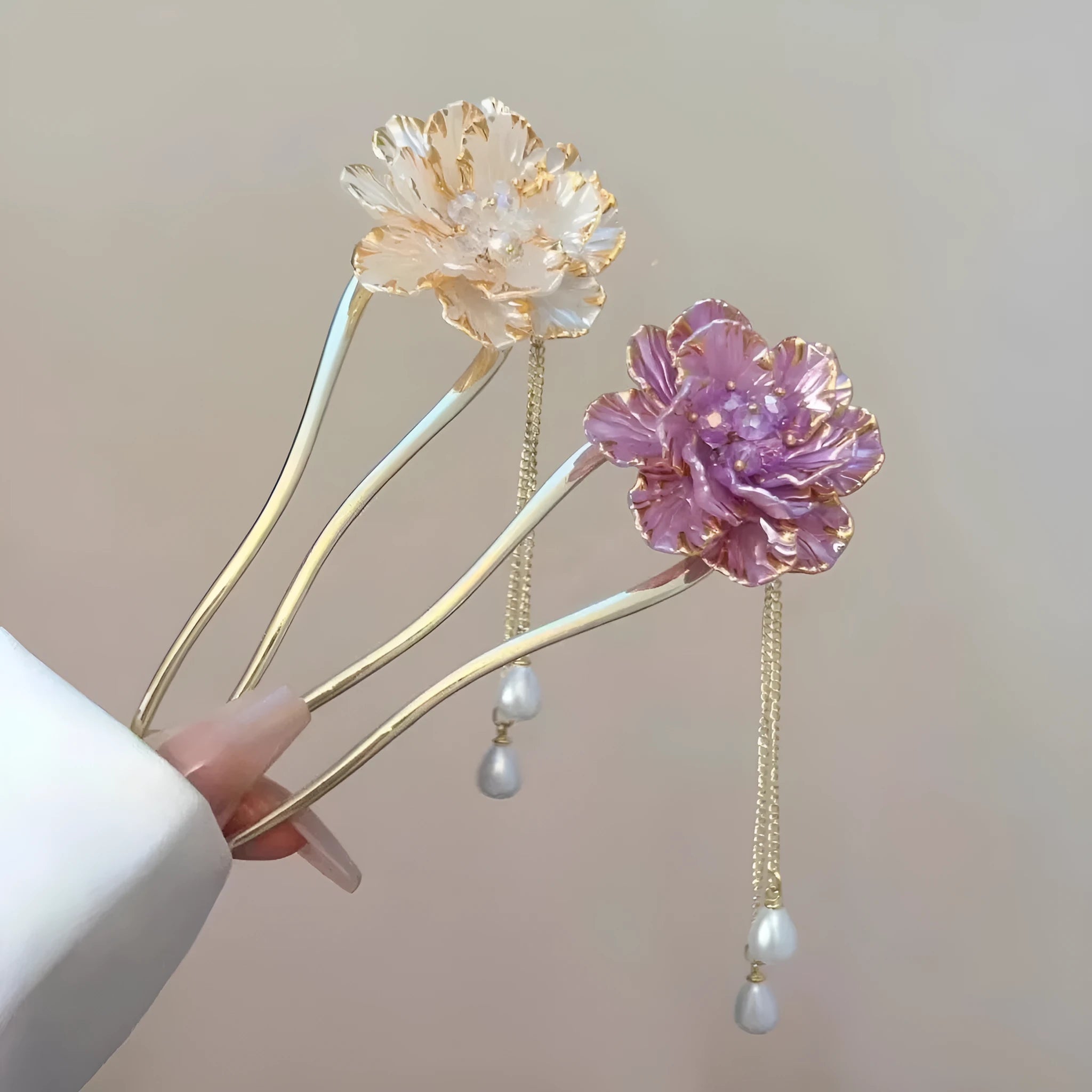 Purple and white peony flower U-shaped hairpin with tassel detailing for women's hairstyling
