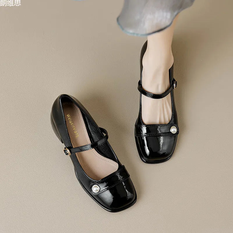 Women's plus size chunky heel pumps in patent leather with square toe and buckle fastening