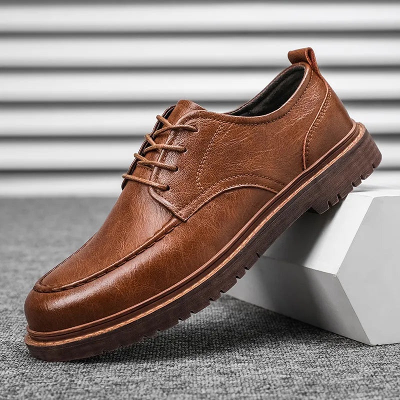 Casual leather shoes in black or brown with round toe and rubber soles