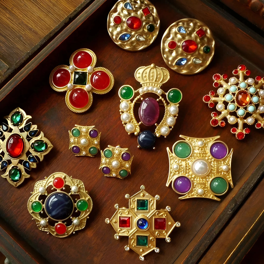 A vintage-style baroque brooch with a diamond shape in retro colours, made from zinc alloy.