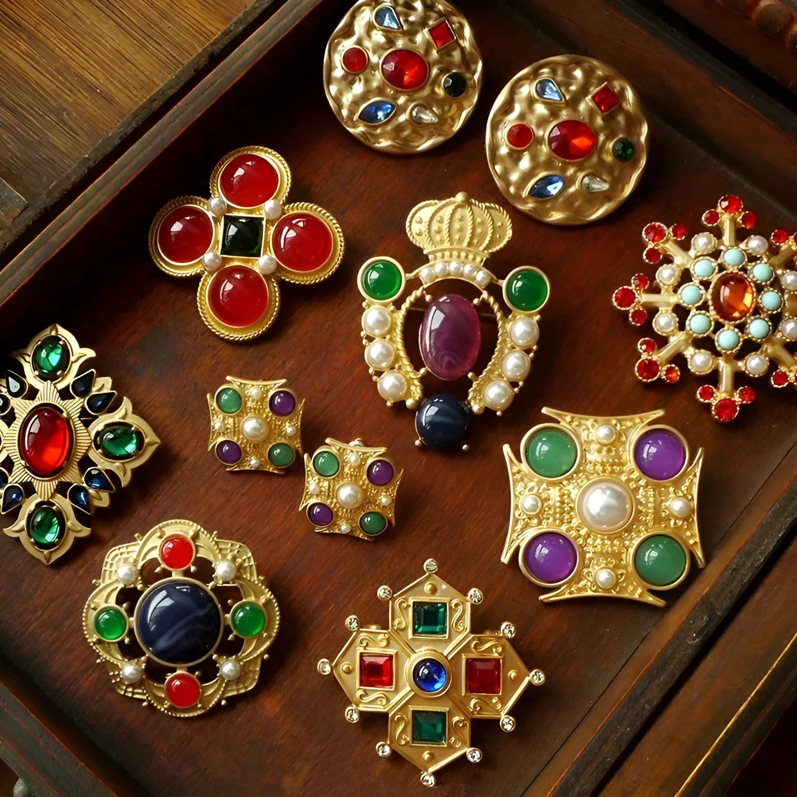 A vintage-style baroque brooch with a diamond shape in retro colours, made from zinc alloy.