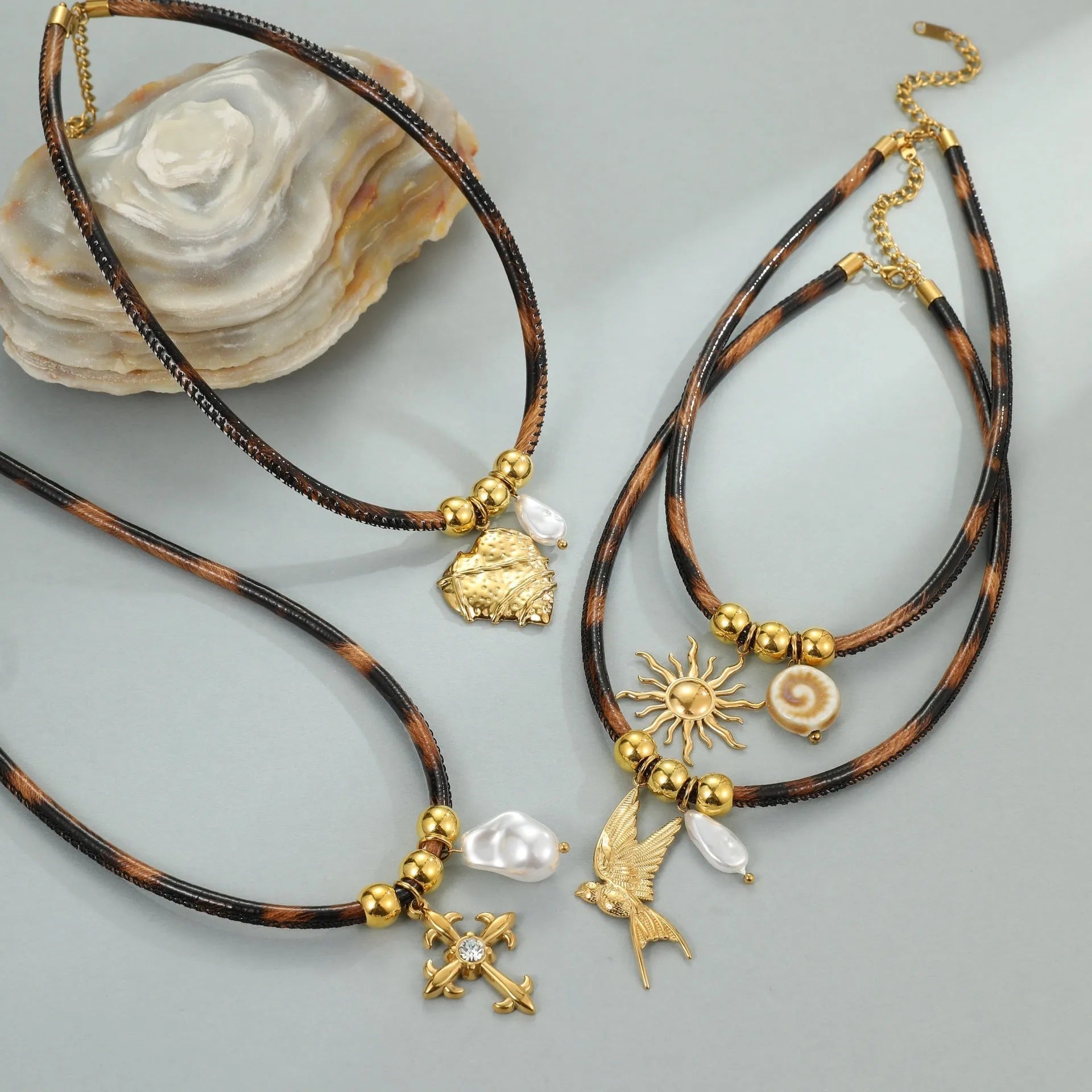 Geometric leopard pendant on a stainless steel chain with gold electroplating, adjustable length.