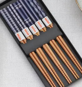 Japanese style bamboo chopsticks with cartoon patterns in five-colour designs, 5 pairs in packaging