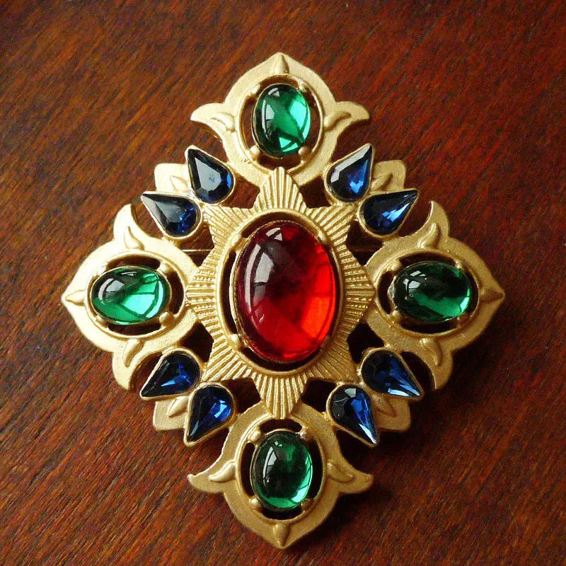 A vintage-style baroque brooch with a diamond shape in retro colours, made from zinc alloy.