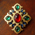 A vintage-style baroque brooch with a diamond shape in retro colours, made from zinc alloy.
