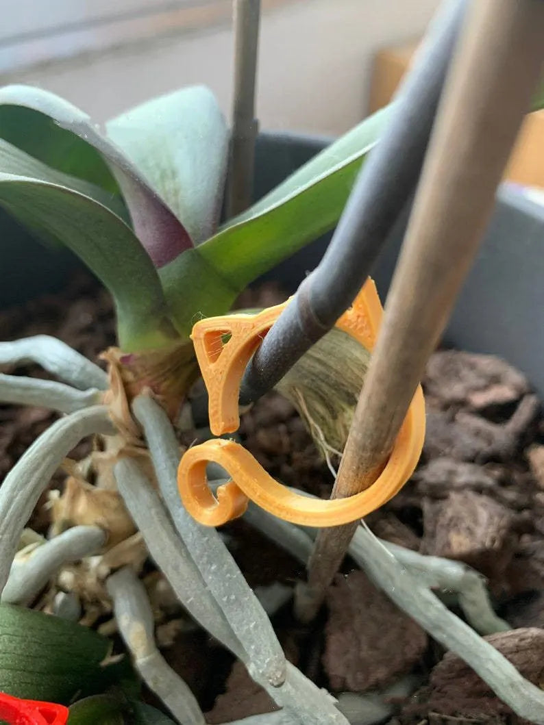 Cat-shaped plastic gardening clip in four colours for plant support