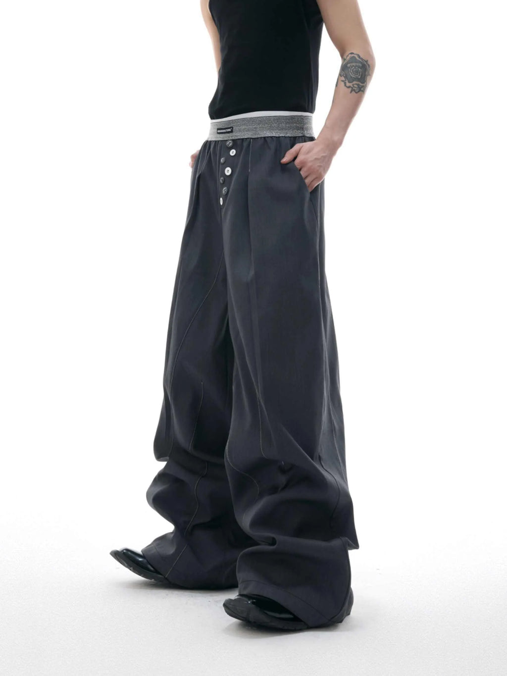 Straight-leg casual trousers with button-open line design in black and grey colours
