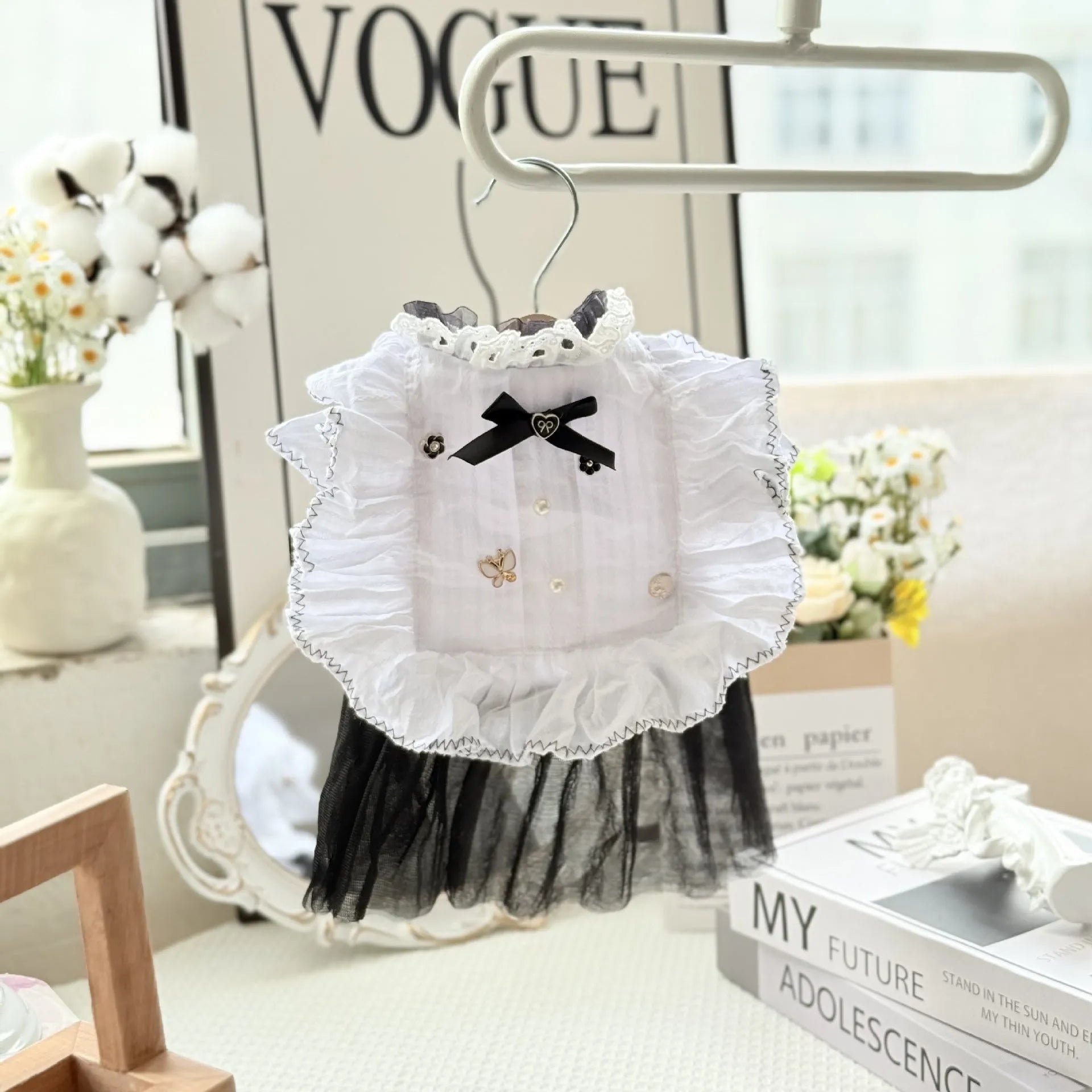 White polyester waltz gauze skirt dog clothing shown on a model, with size chart for XS to XL.