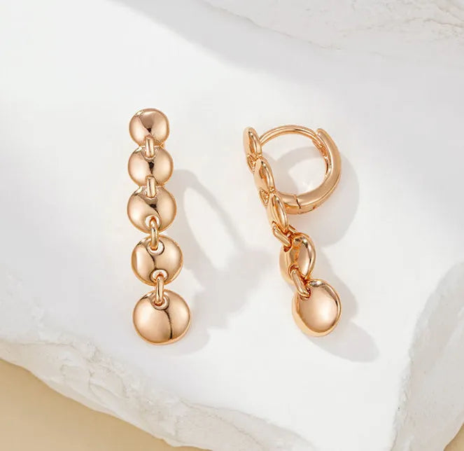 A pair of gold-coloured retro long circle earrings with a woven texture, for pierced ears.