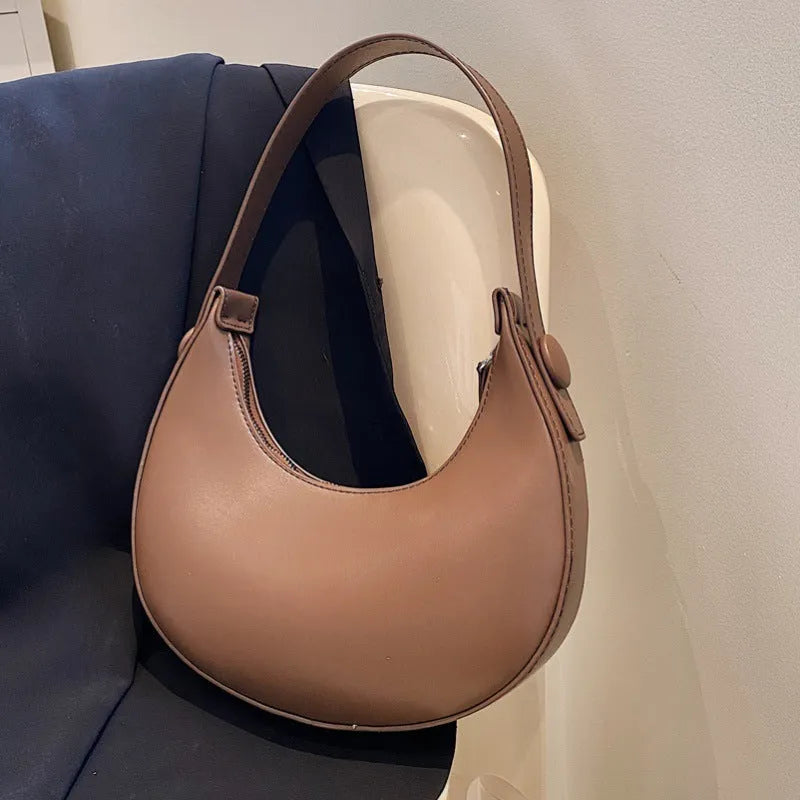 Retro dumpling-shaped women's shoulder bag in PU leather with zippered compartment