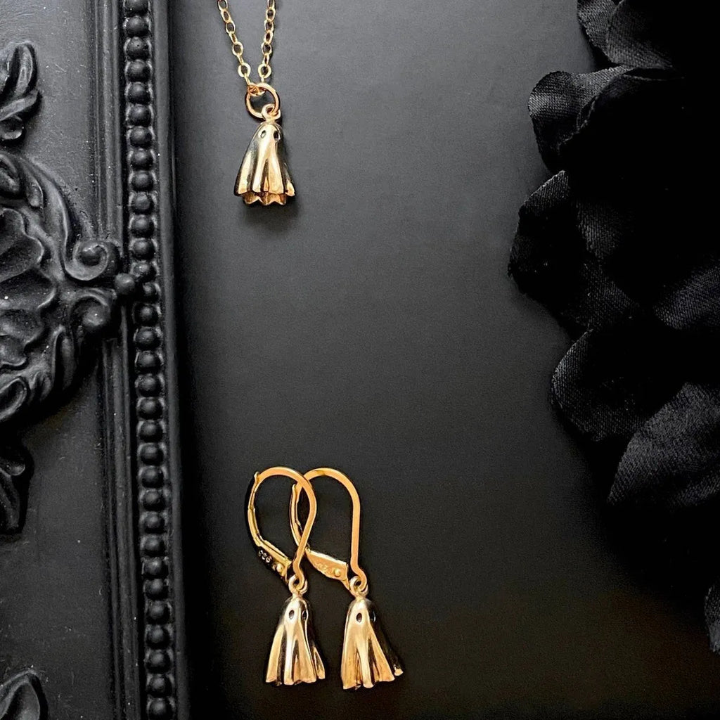 Women's ghost pendant necklace with titanium steel construction and twisted chain