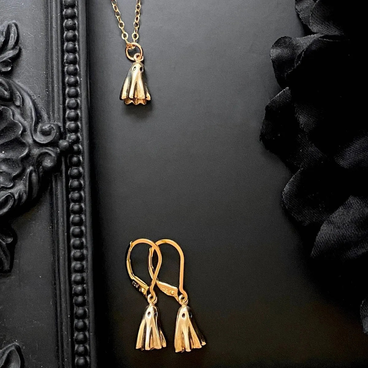 Women's ghost pendant necklace with titanium steel construction and twisted chain