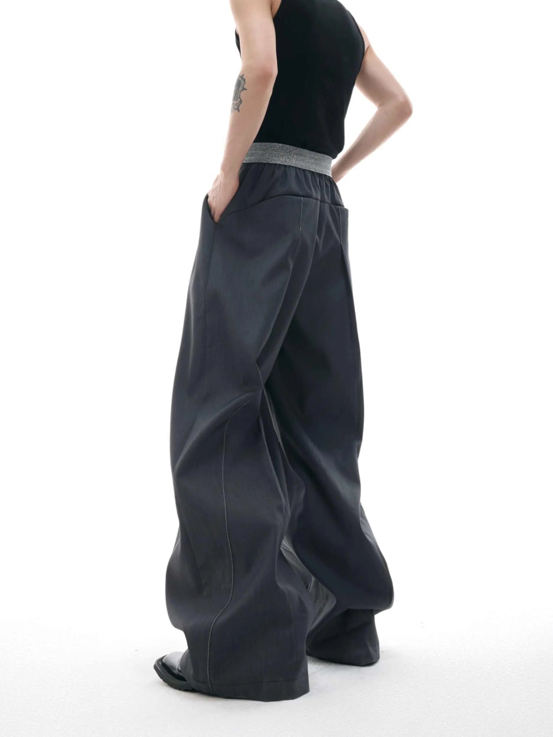 Straight-leg casual trousers with button-open line design in black and grey colours