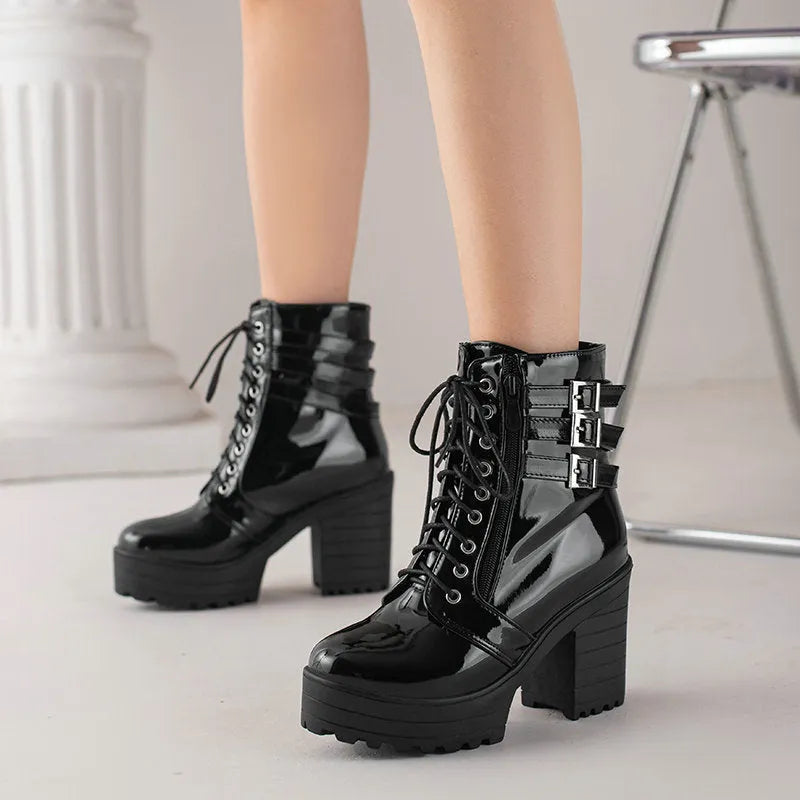 Women's thick-heeled short boots in black with round toe and lace-up front