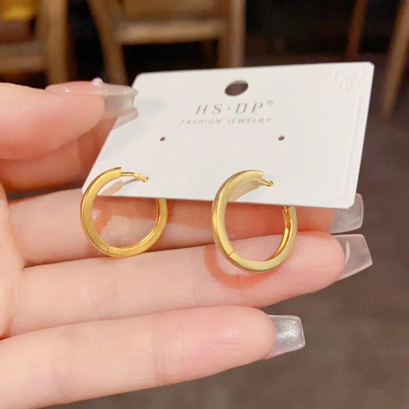 Geometric round women's ear clip with real gold plating in gold and silver colour options