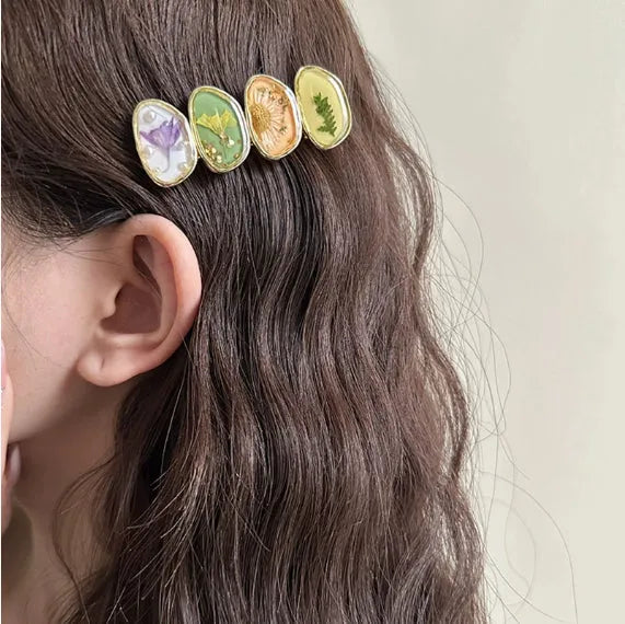 Forest Fairy side bangs hair clip for women in pink plastic and resin with Korean-style lines