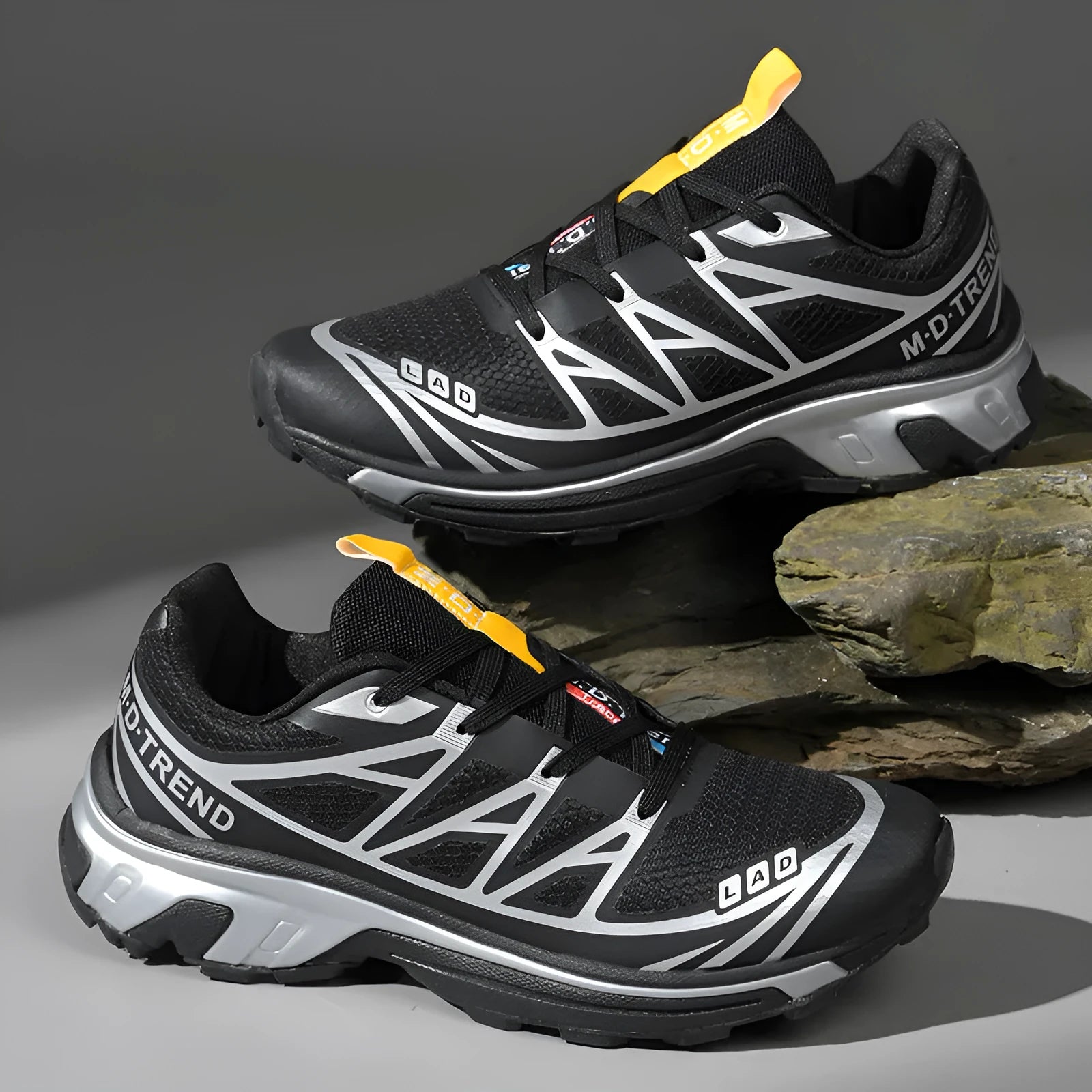 Low-top hiking shoes in artificial leather with mesh lining and a flat rubber sole.