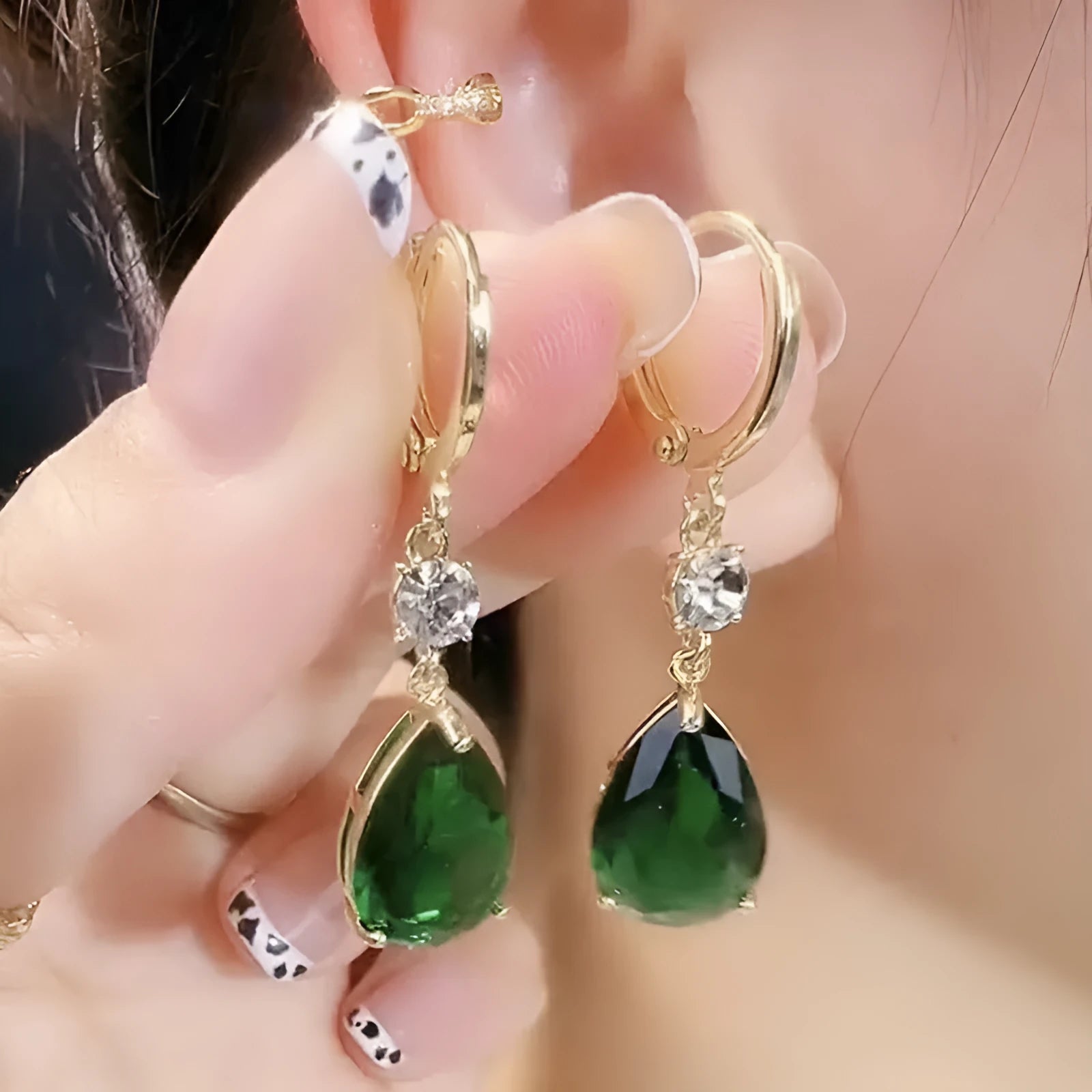 Emerald green geometric teardrop drop earrings in alloy metal