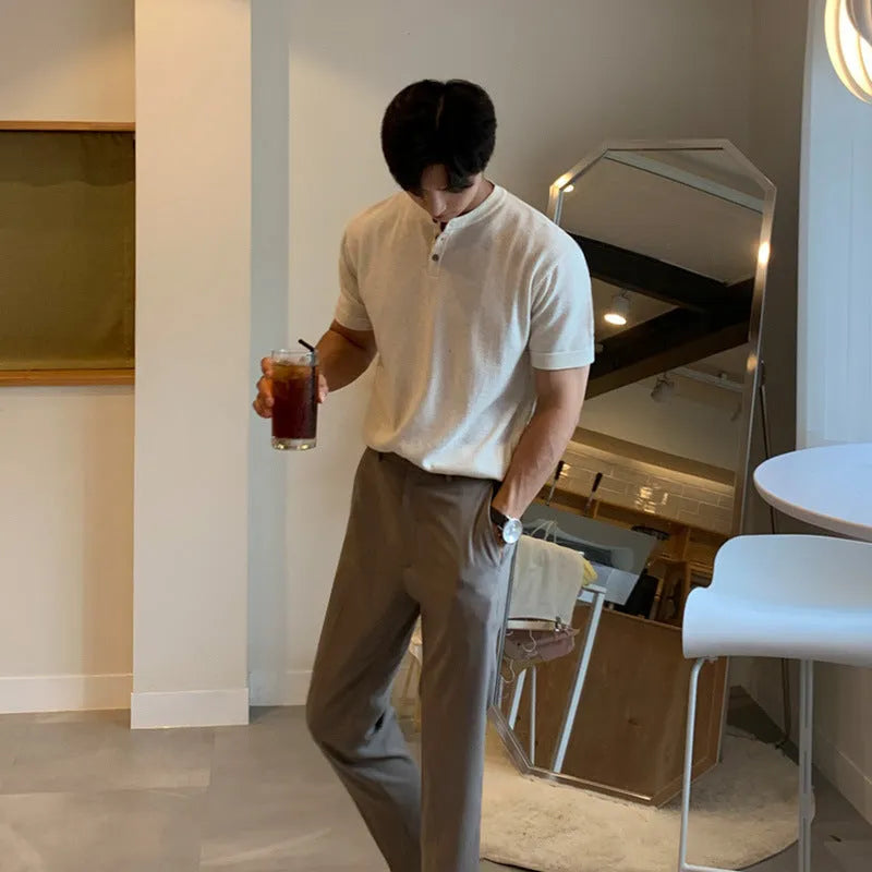 Man wearing a black slim-fit short-sleeved knitted ice silk bottoming shirt.