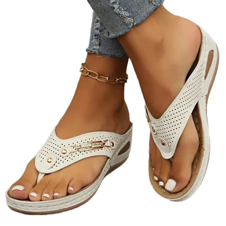 Women's retro flip-flop sandals in light brown with herringbone scaffold design and lightweight sole