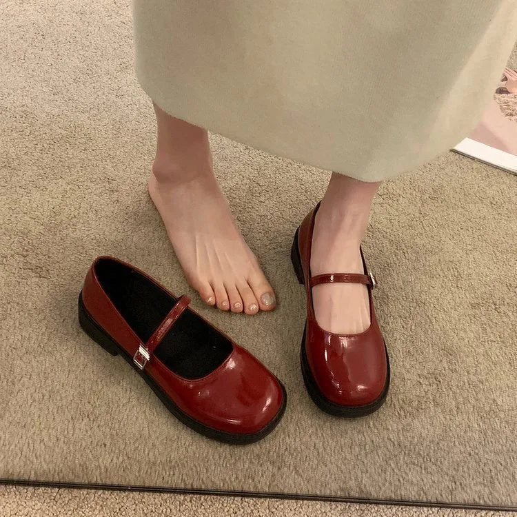 Women's solid colour French vintage flat shoes with round toe and PU leather upper.