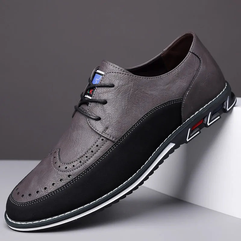 Men's low-top casual leather shoes in black with a rubber sole and sewing line detail.